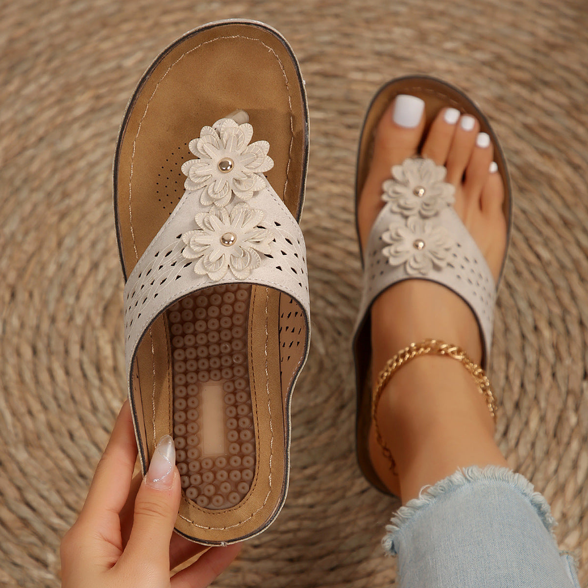 Casual wedge platform flip-flops for the beach, featuring a stylish design and durable sole for comfort and stability. Ideal for summer outings and beach days.








