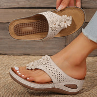 Casual wedge platform flip-flops for the beach, featuring a stylish design and durable sole for comfort and stability. Ideal for summer outings and beach days.








