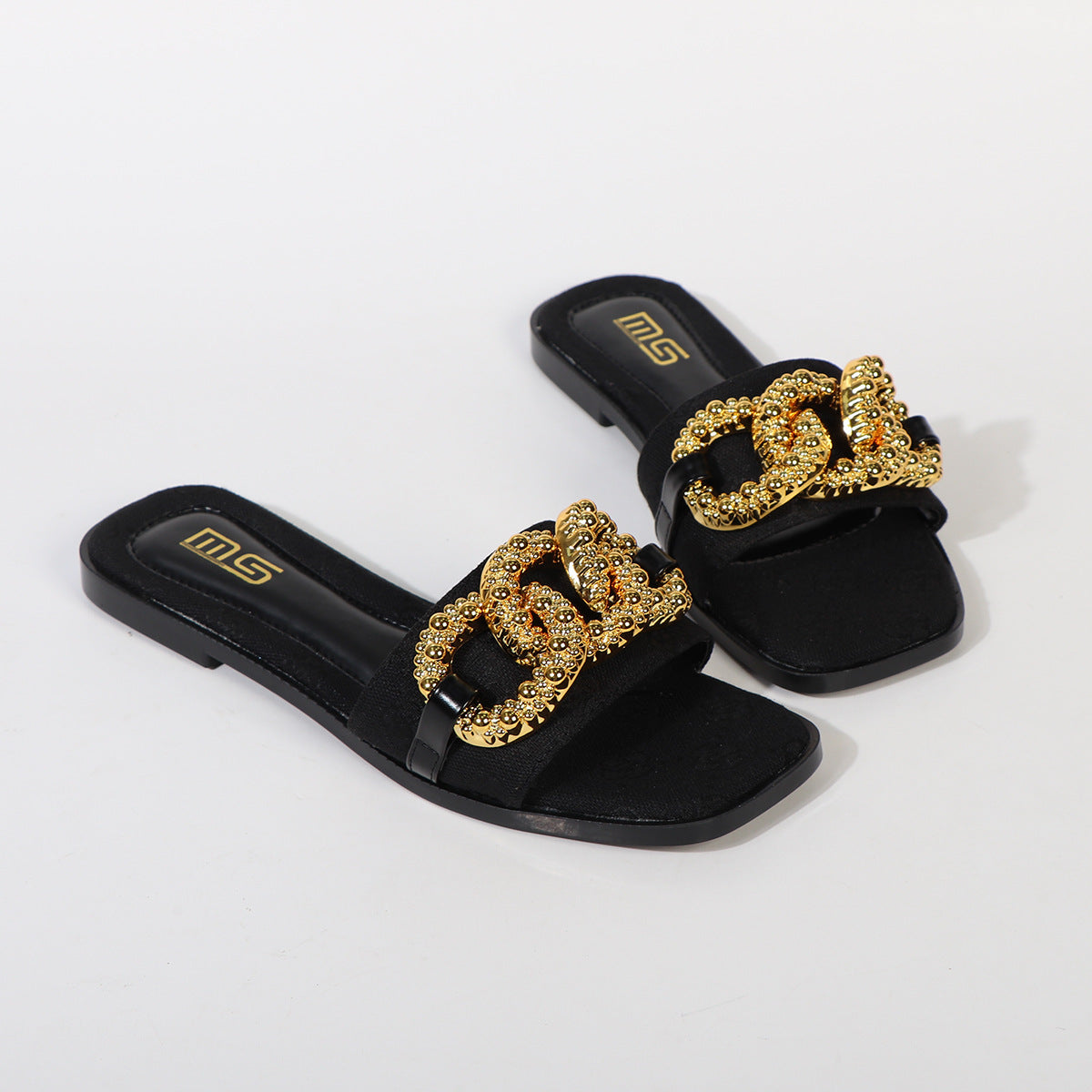 Lightweight casual slippers with slip-on design for spring and summer comfort.

