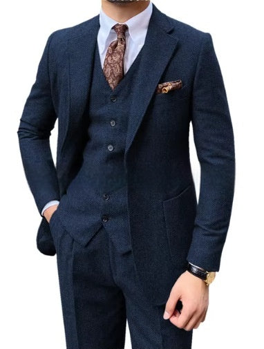 Men's Herringbone Single-Breasted Casual Slim Suit – Elegant Textured Fabric with a Modern Tailored Fit.









