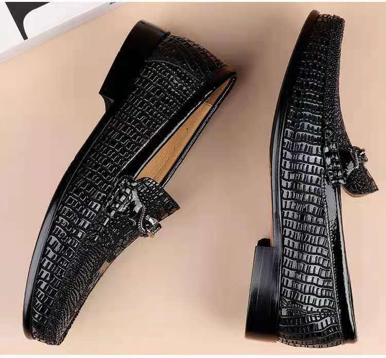 Men’s slip-on driving shoes in snake-pattern embossed leather with flat sole design.

