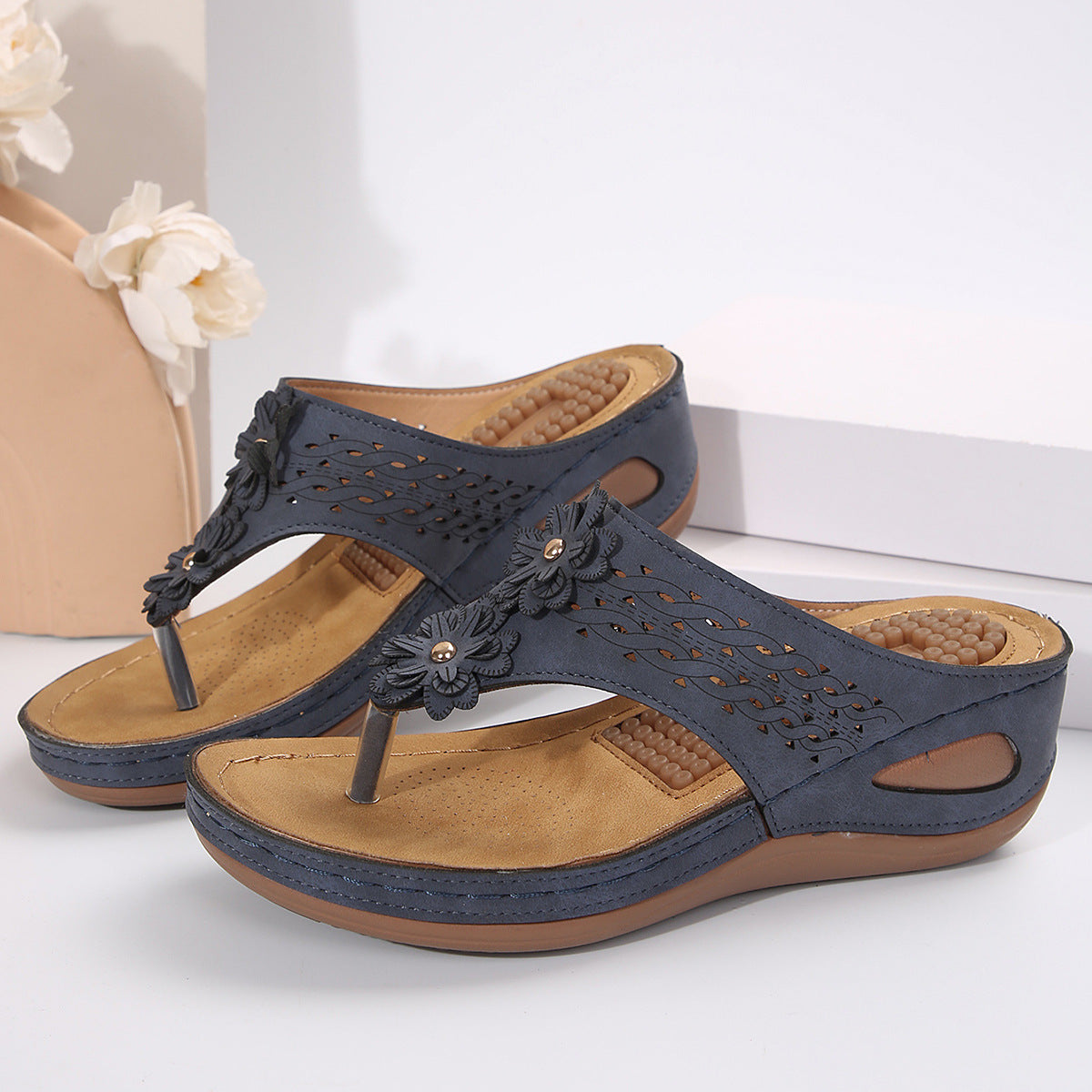 Casual wedge platform flip-flops for the beach, featuring a stylish design and durable sole for comfort and stability. Ideal for summer outings and beach days.








