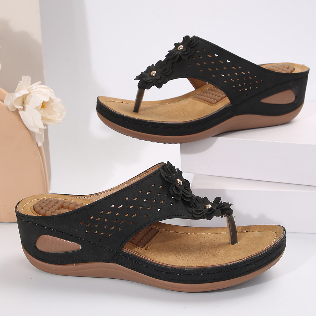 Casual wedge platform flip-flops for the beach, featuring a stylish design and durable sole for comfort and stability. Ideal for summer outings and beach days.








