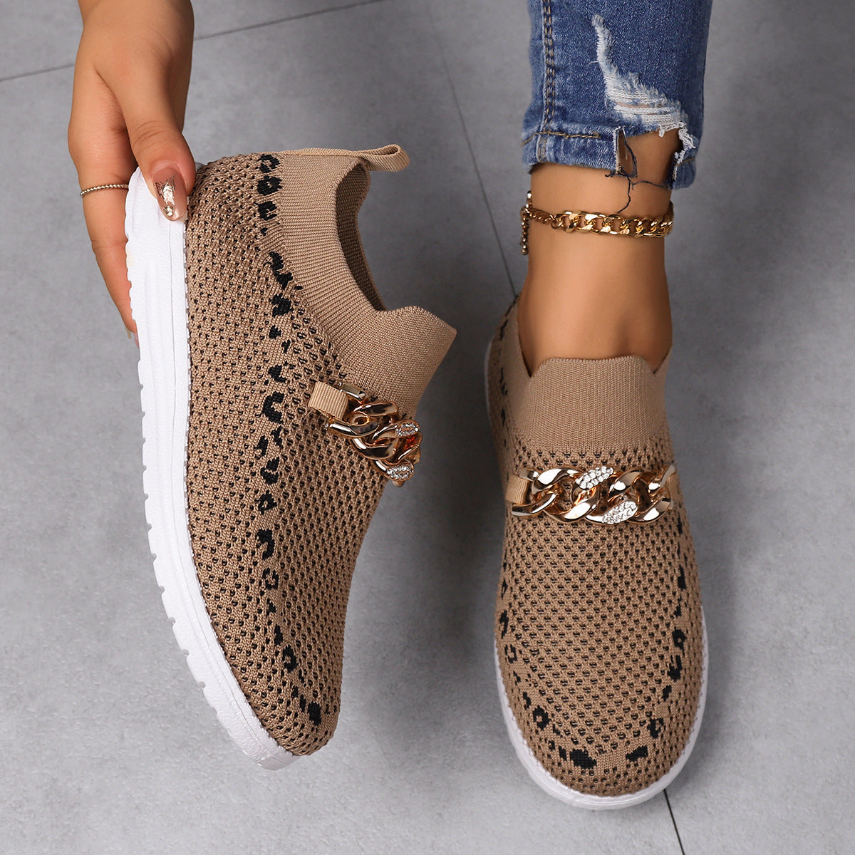 Fashion casual and lightweight women's breathable shoes, offering comfort, breathability, and a versatile design for everyday wear.








