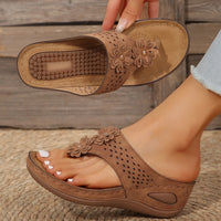 Casual wedge platform flip-flops for the beach, featuring a stylish design and durable sole for comfort and stability. Ideal for summer outings and beach days.








