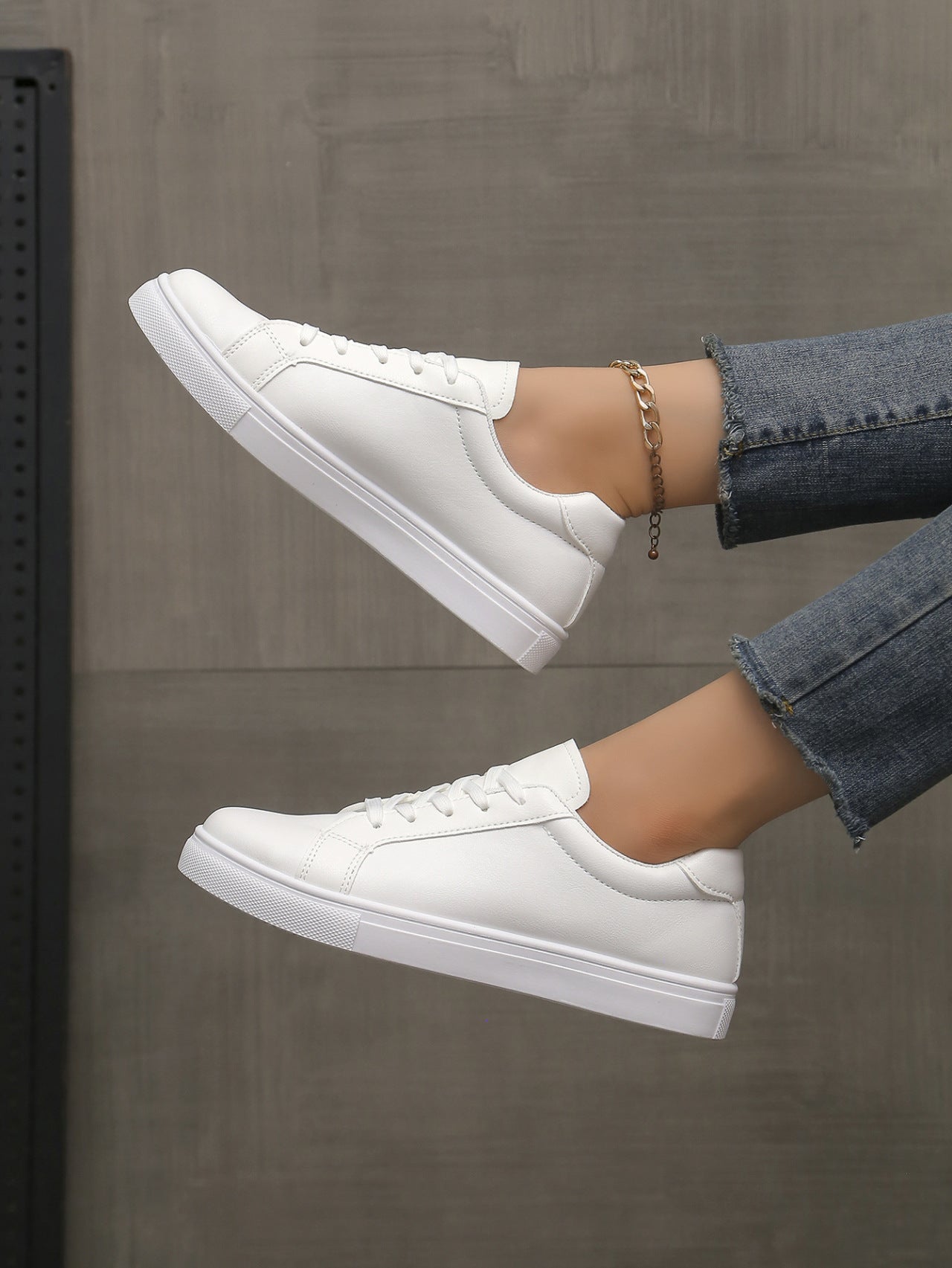 Lace-up White Shoes Women's Flat Leather Surface Sneakers for casual and stylish everyday wear.








