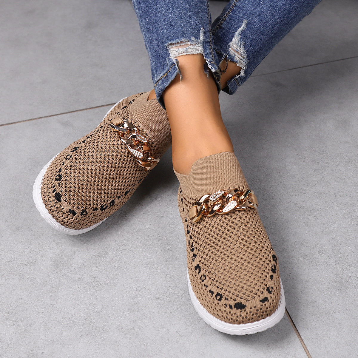 Fashion casual and lightweight women's breathable shoes, offering comfort, breathability, and a versatile design for everyday wear.








