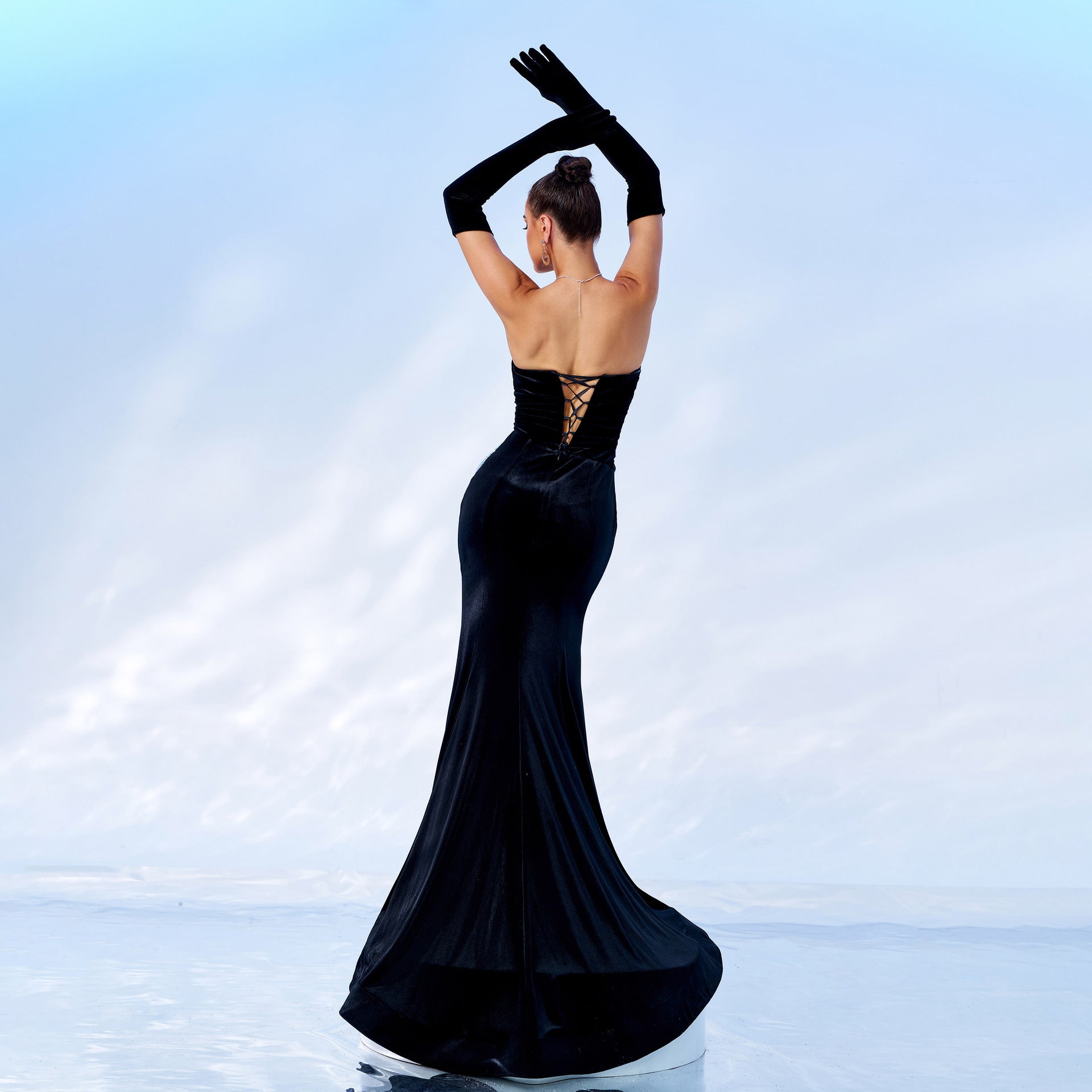 Elegant off-neck chest wrap evening dress with a high fork slit, designed for a flattering and graceful look at formal events.

